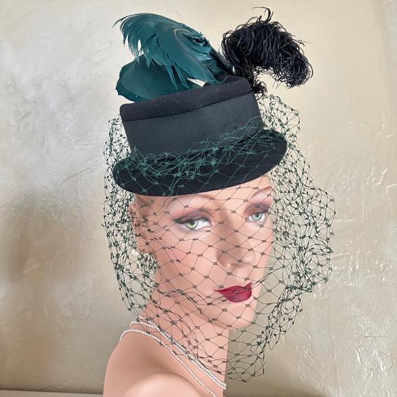 GLORIOUS 1940s' BLACK FELT TILT HAT - Picture 2 of 13